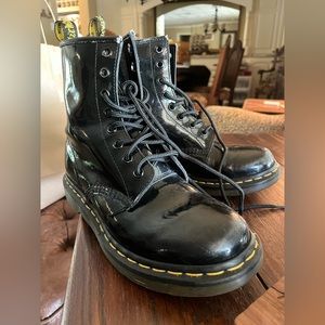 US 7 L shiny black patent leather doc martens